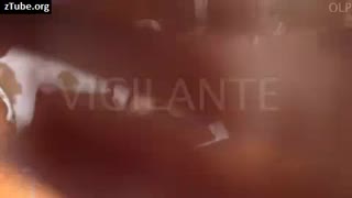 Fohisha itni oyoqlari orasiga silaydi, so'ng sekin mushukni dikiga o'tiradi.