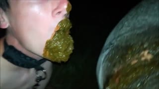 Yosh qul o'z mushukchasidagi sigirni tili bilan sikadi
